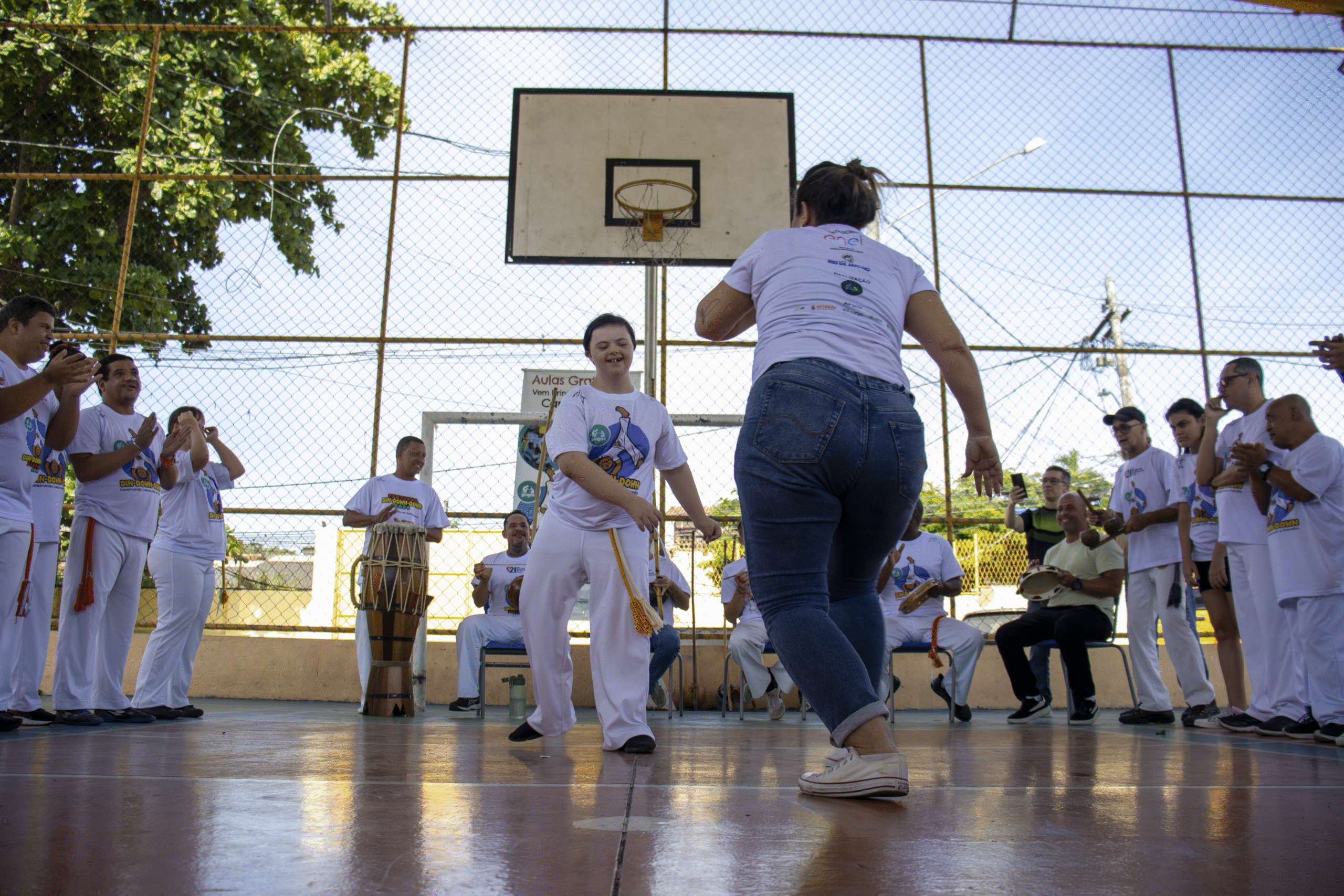 Na roda de capoeira Din Down Down, o corpo encontra novas formas de existir