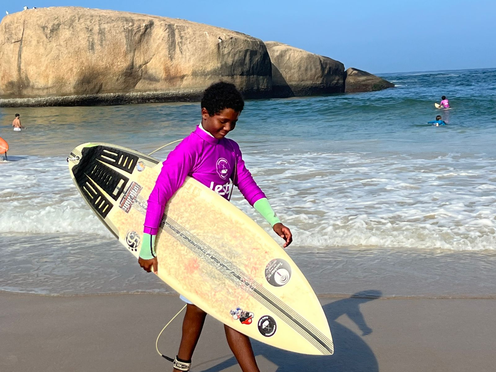 O projeto de surfe que transforma a Praia de Piratininga