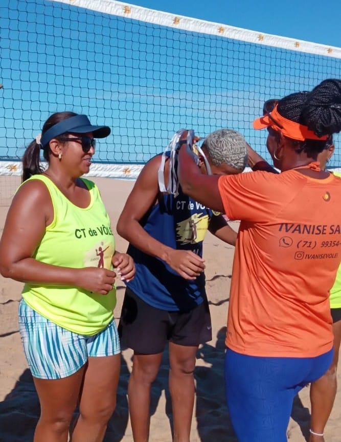 Na areia de Salvador, crianças encontram novas oportunidades no vôlei